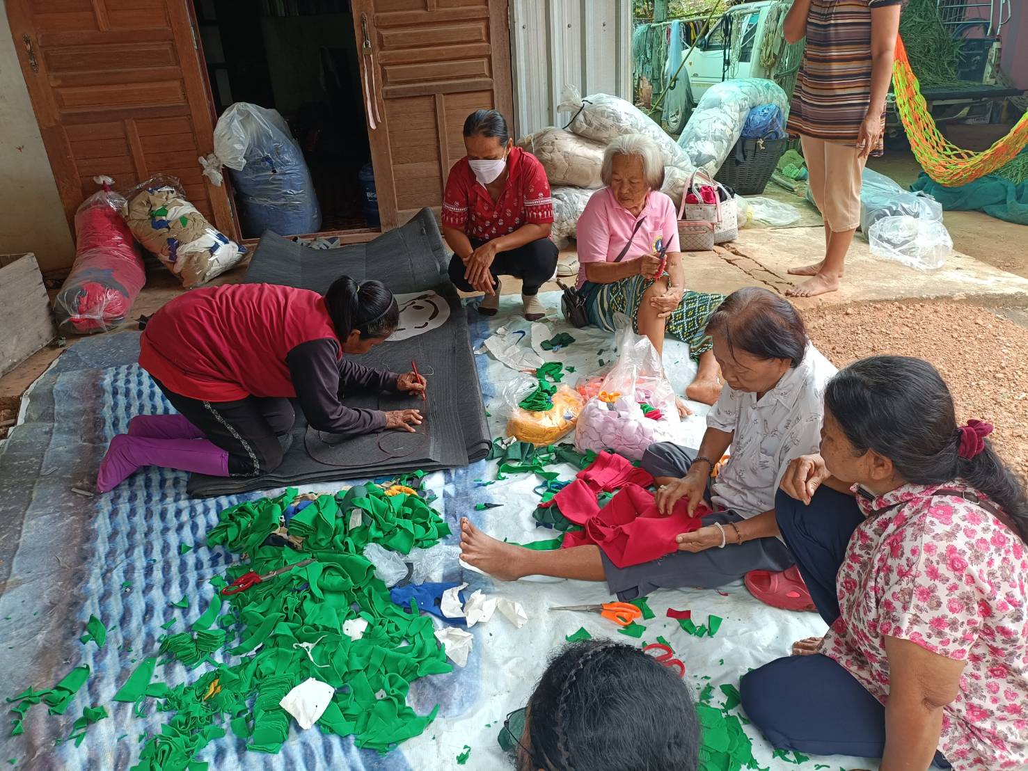 กลุ่มผู้สูงอายุตำบลวังงิ้ว ดำเนินกิจกรรมการตัดผ้าทำพรมเช็ดเท้า เพื่อเป็นอาชีพเสริม เพิ่มรายได้ให้แก่ผู้สูงอายุในพื้นที่ตำบล